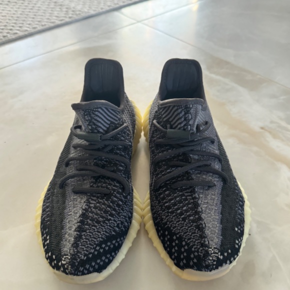 Yeezy Boost 350 ‘V2’ Carbon - Picture 3 of 6